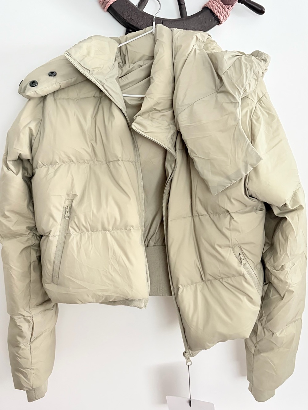 ALO Yoga Light Beige Cropped Puffer Jacket with High Collar - Picture 3 of 5